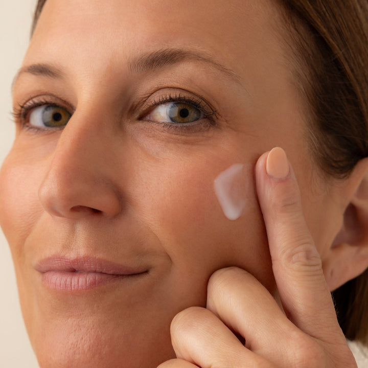 AspireLIFE® Essential Essence – effective daily moisturizer with peptides, algae, and apple fruit extract for radiant, hydrated skin.