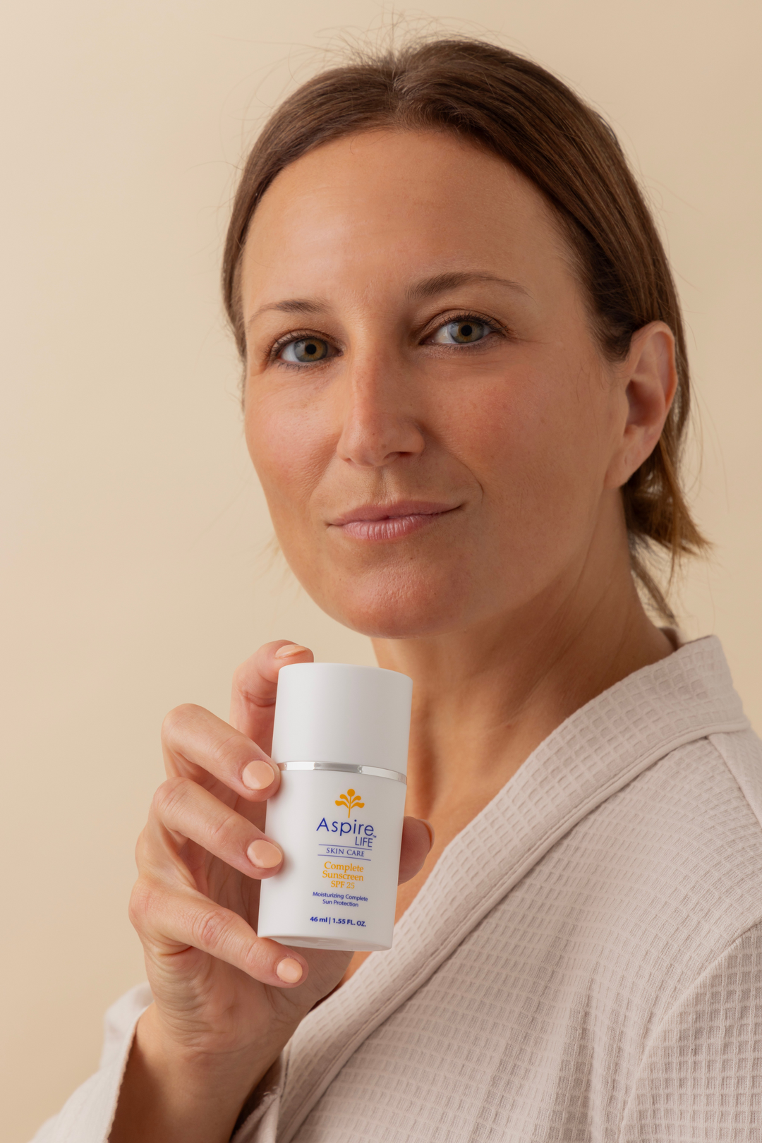 AspireLIFE® Complete Sunscreen SPF 25 – mineral broad spectrum sunscreen with non-nano zinc and titanium dioxide for sun and pollution protection.