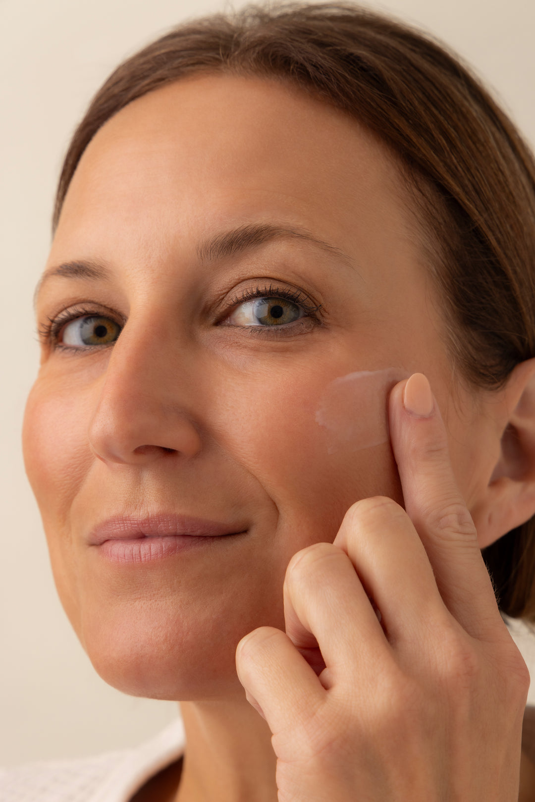 AspireLIFE® Essential Essence – effective daily moisturizer with peptides, algae, and apple fruit extract for radiant, hydrated skin.
